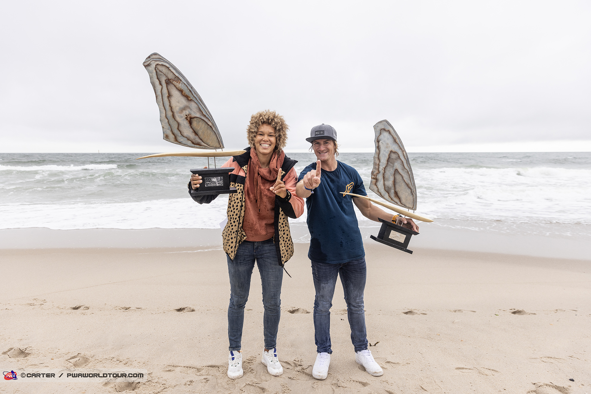 Yentel and Sarah-Quita posing with their world title trophies in Sylt